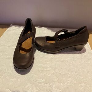 Naot Leather Mary Jane Pumps EUC
